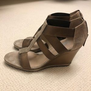 Donald Pliner wedge sandal - Size 9